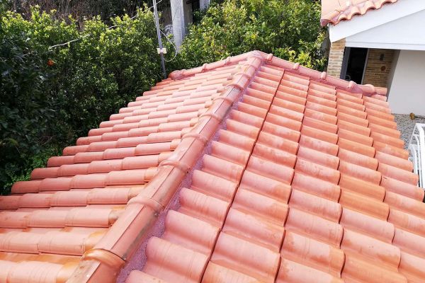 Εμφανές σκέπαστρο με πλανισμένη ξυλεία πεύκου στο Κάλαμο Αττικής