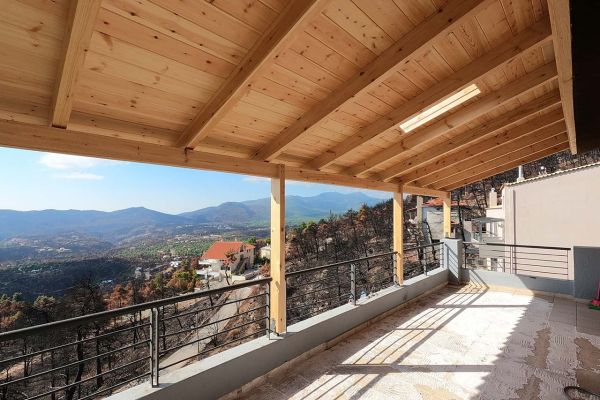 Εμφανής στέγη με κόκκινο επισμαλτομένο κεραμίδι στην Ιπποκράτειο Πολιτεία