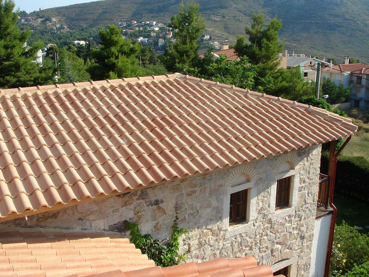 Ξύλινη στέγη με κίτρινα κεραμίδια