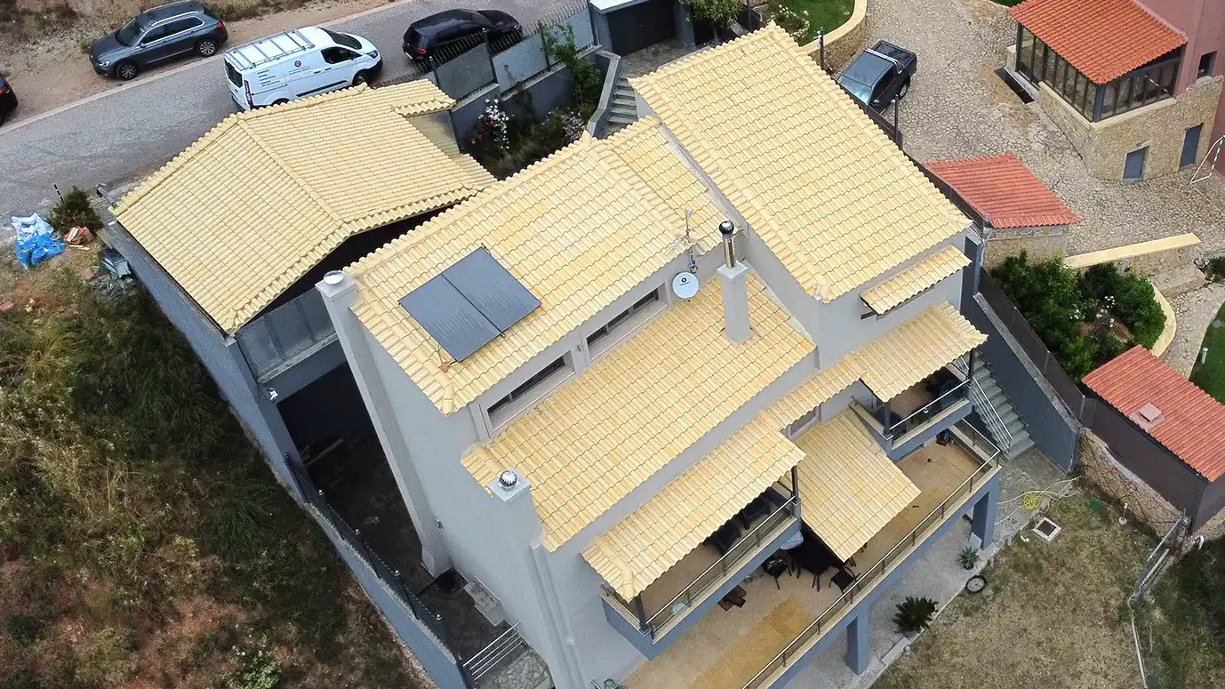 Σκεπή με βαμμένο κίτρινο κεραμίδι στην Ιπποκράτειο Πολιτεία