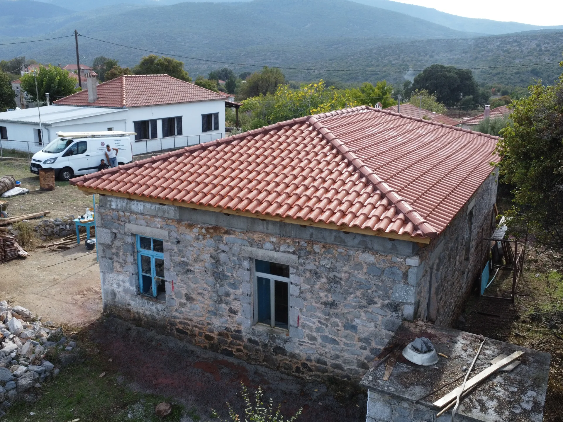 Σκεπή με κόκκινο κεραμίδι στο Λεωνίδιο Αρκαδίας