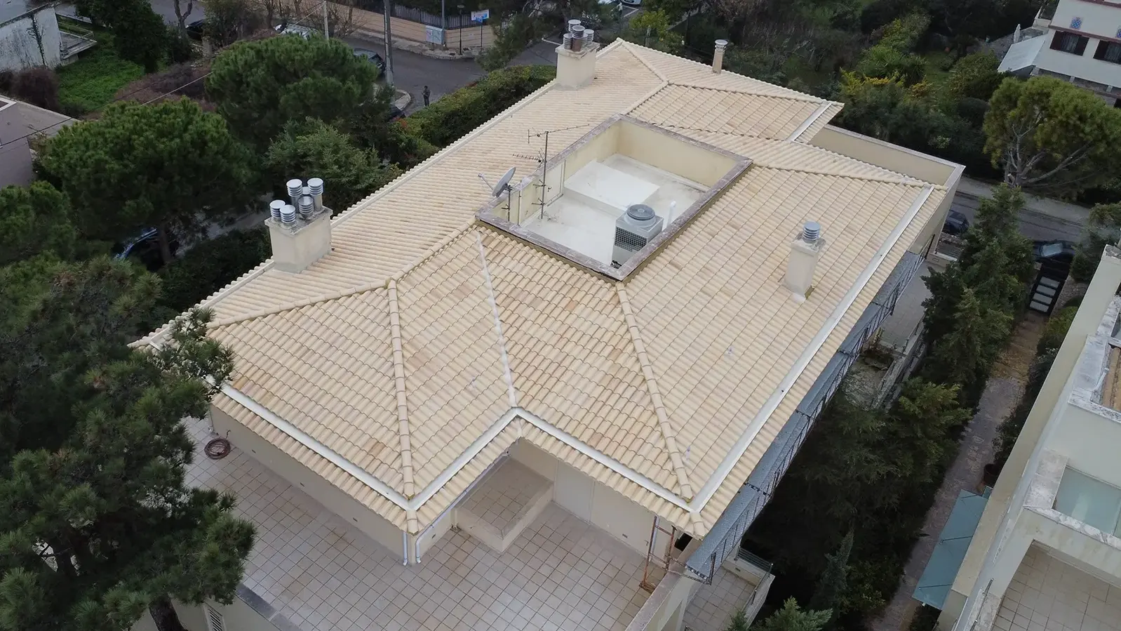 Σκεπή με φυσικό κίτρινο κεραμίδι στην Κηφισιά