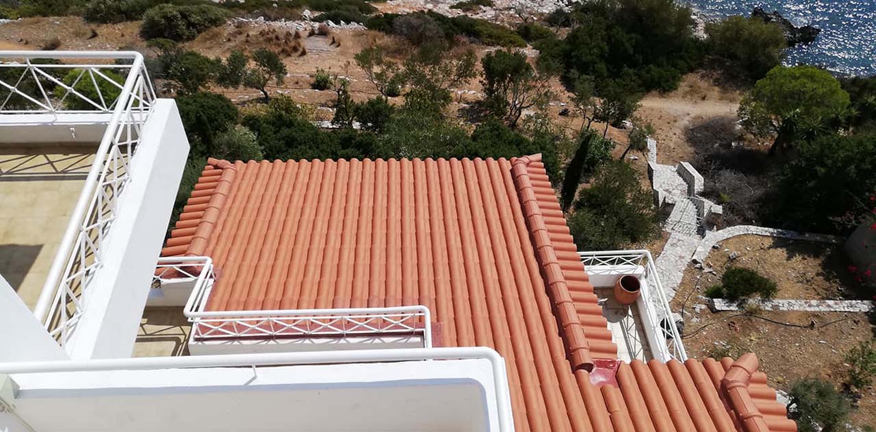 Στέγη με κόκκινα κεραμίδια στα Δικαστικά Αττικής