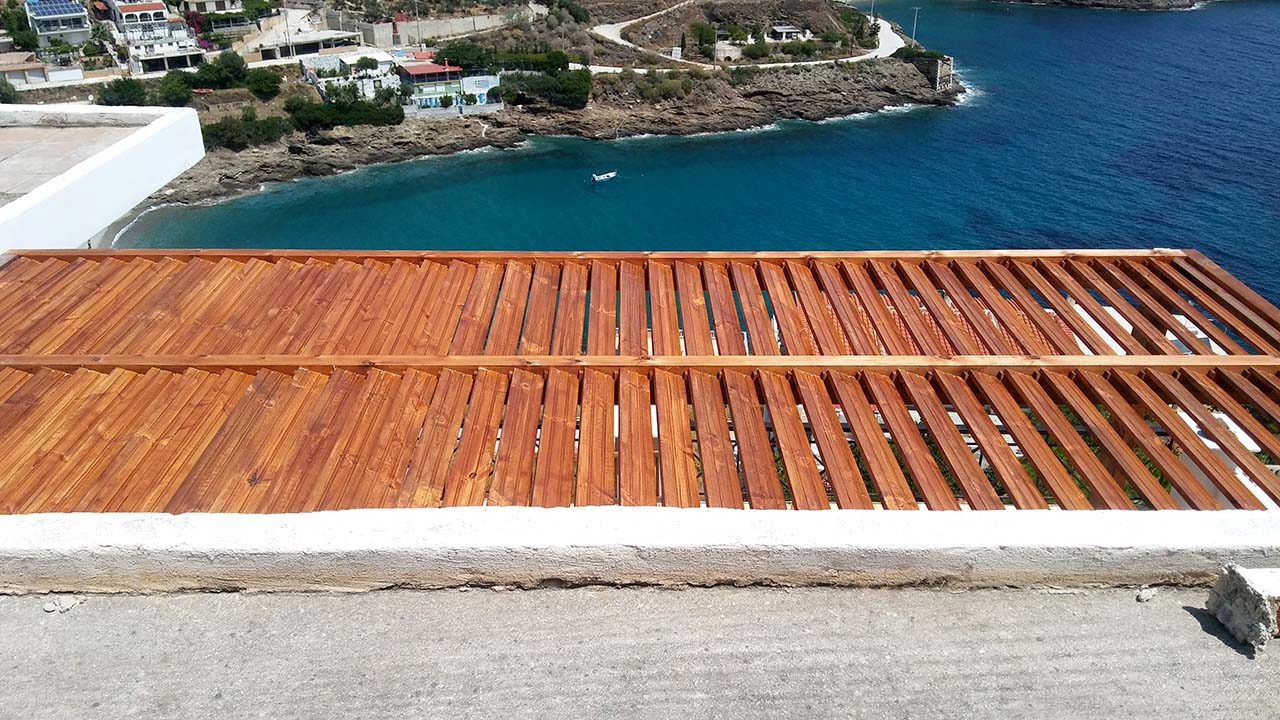 Πέργκολα με πλανισμένη ξυλεία πεύκου στο Λαύριο Αττικής