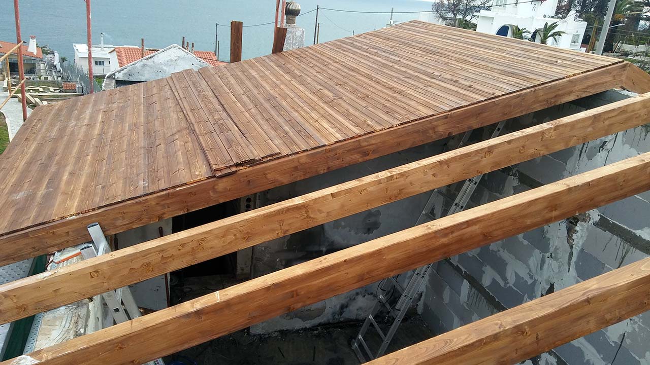 Εμφανής στέγη με σύνθετη ξυλεία στο Μάτι Αττικής