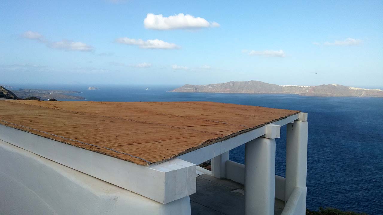 Πέργκολα με σύνθετη ξυλεία στη Καλντέρα της Σαντορίνης