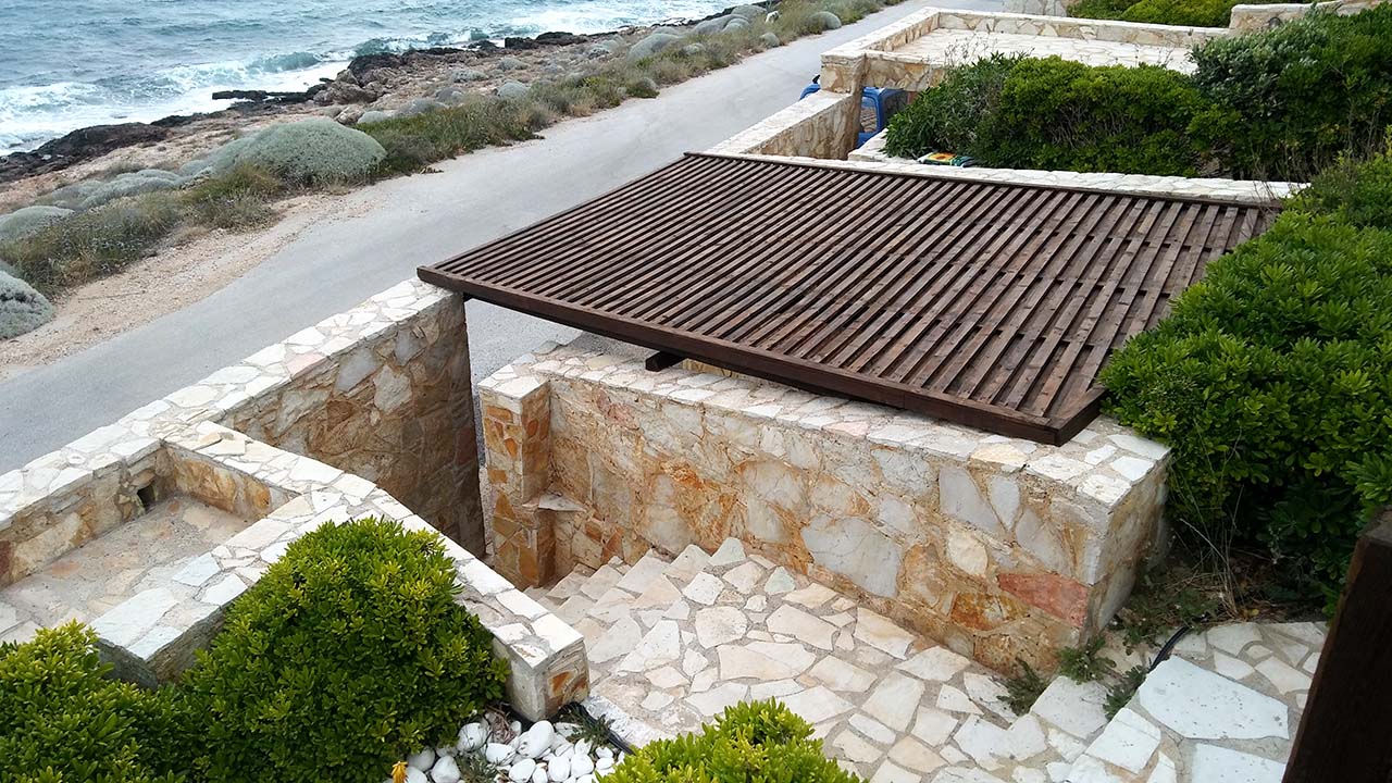 Πέργκολα με πελεκητή ξυλεία, τράβα και καλάμι λυγαριάς στο Σούνιο Αττικής