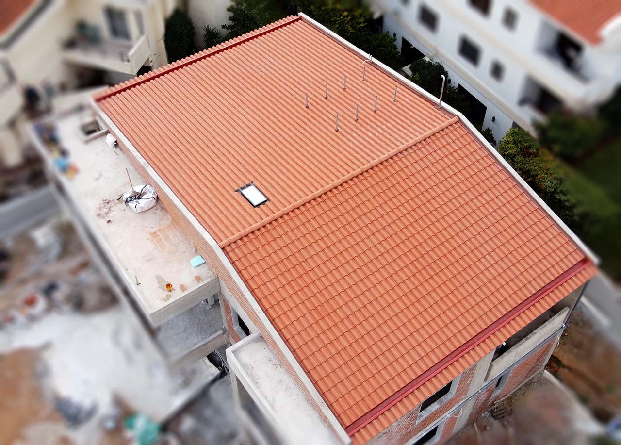 Στέγη με κόκκινο κεραμίδι και εσωτερικό λούκι απόληξης υδάτων στη Κηφισιά