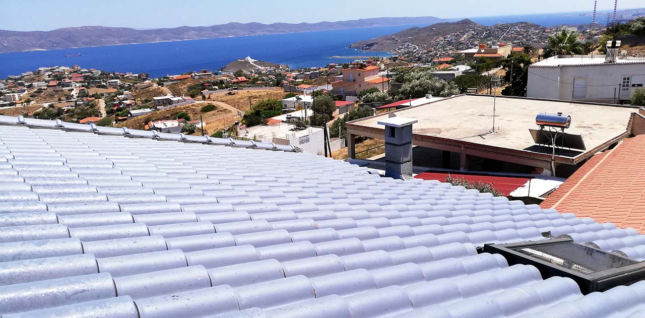 Στέγη με μαύρα κεραμίδια στο Λαύριο Αττικής