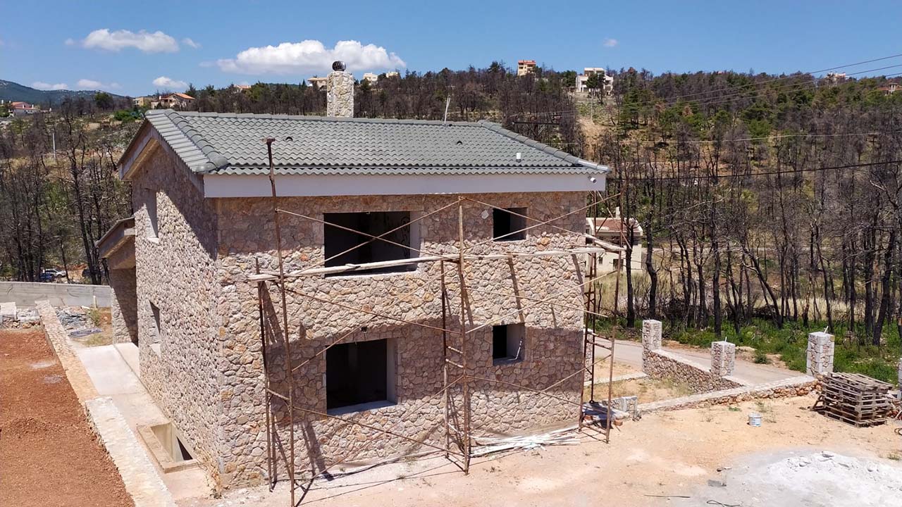 Στέγη με μαύρα κεραμίδια σουιδικού τύπου  και εσωτερικό λούκι απόληξης υδάτων στην Ιπποκράτειο Πολιτεία