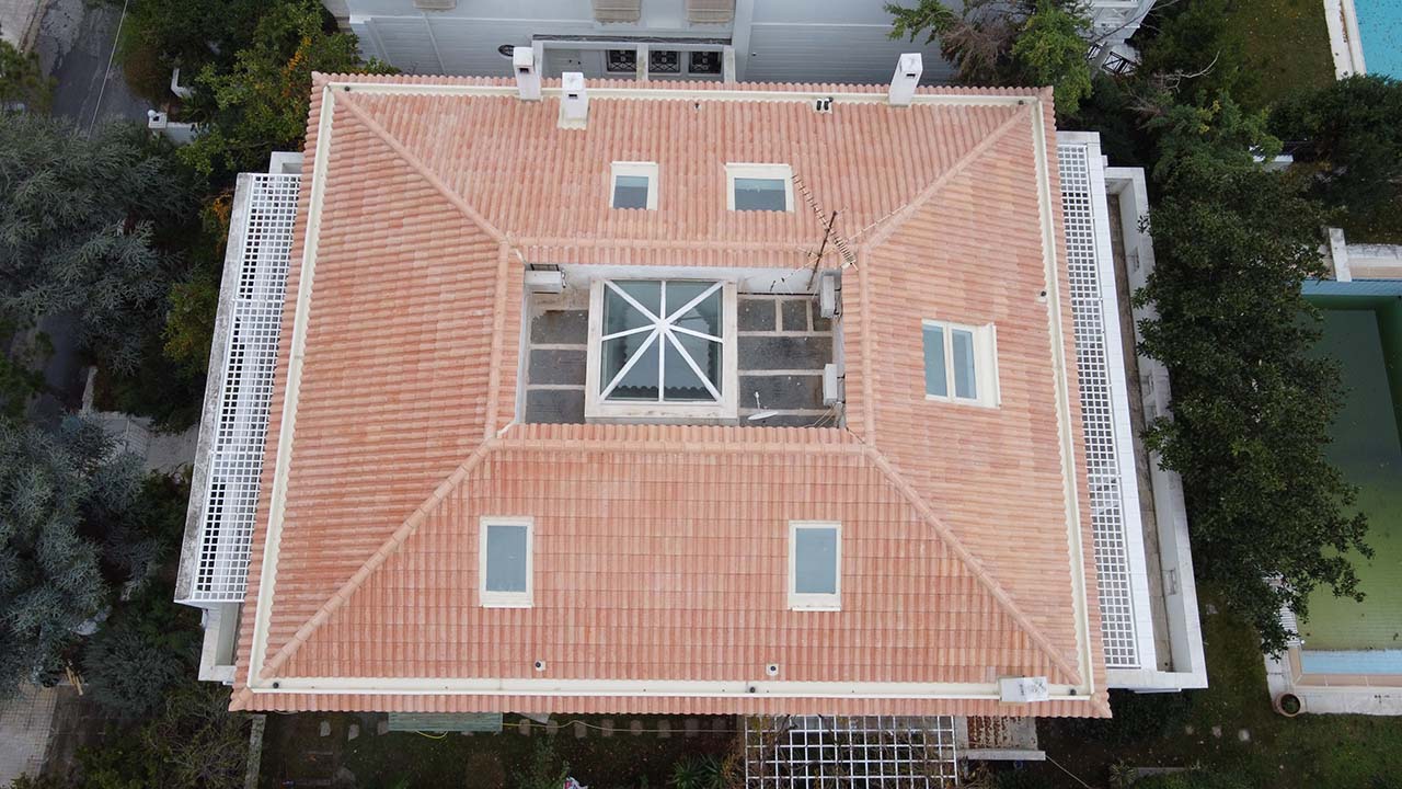 Στέγη με ροζ κεραμίδια στην Ιπποκράτειο Πολιτεία